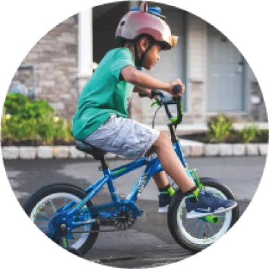 自転車に乗る子ども